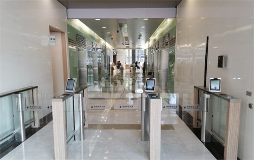 理想国际大厦电梯